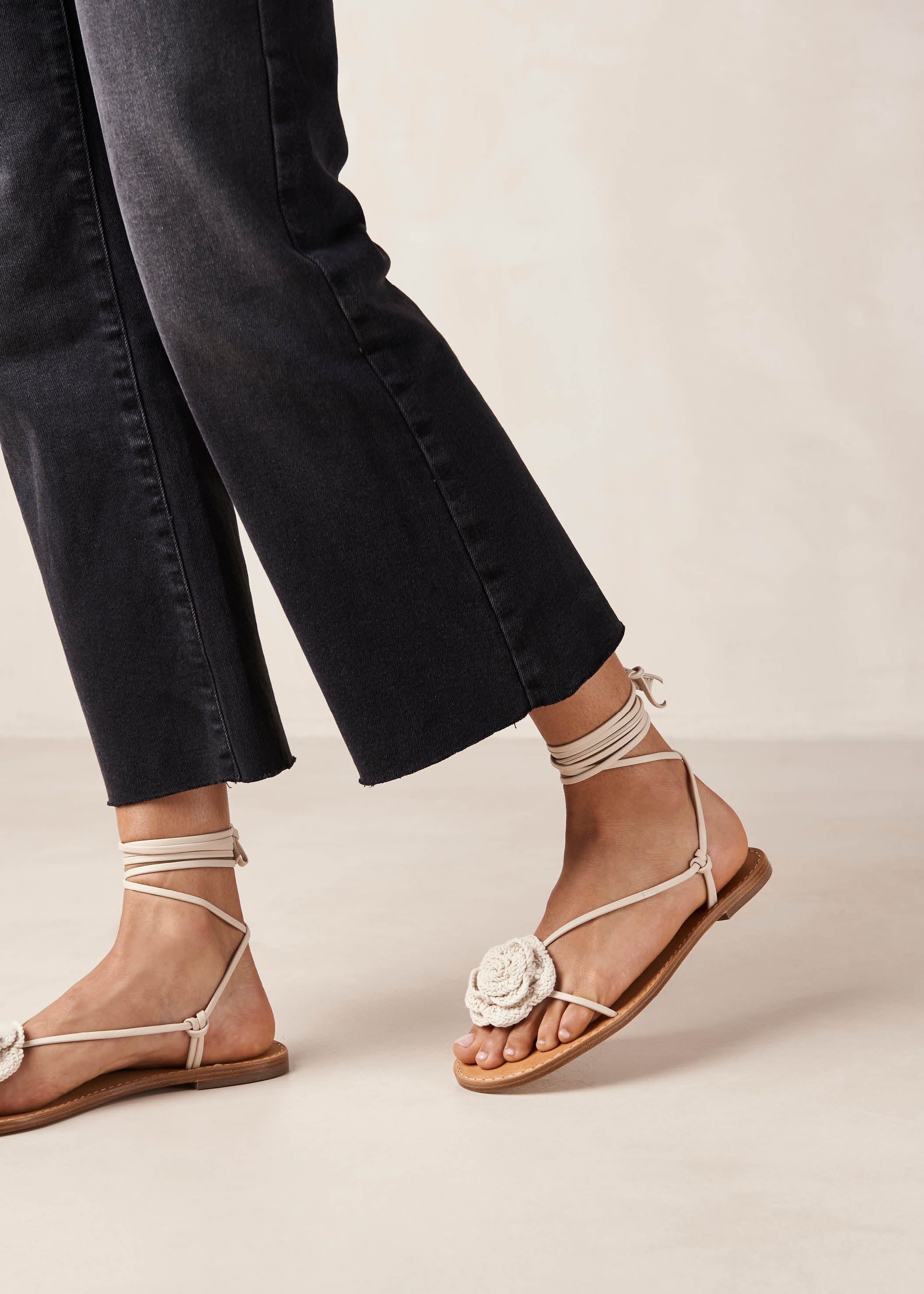 Alohas Cream Jakara Leather Sandals